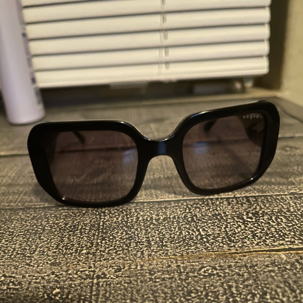 VOGUE EYEWEAR